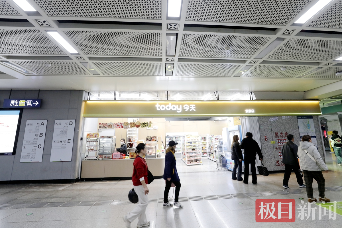 近日，武汉地铁复兴路站换乘区便利店投入运营，该店位于4、5号线交汇处。袁永华 摄.jpg